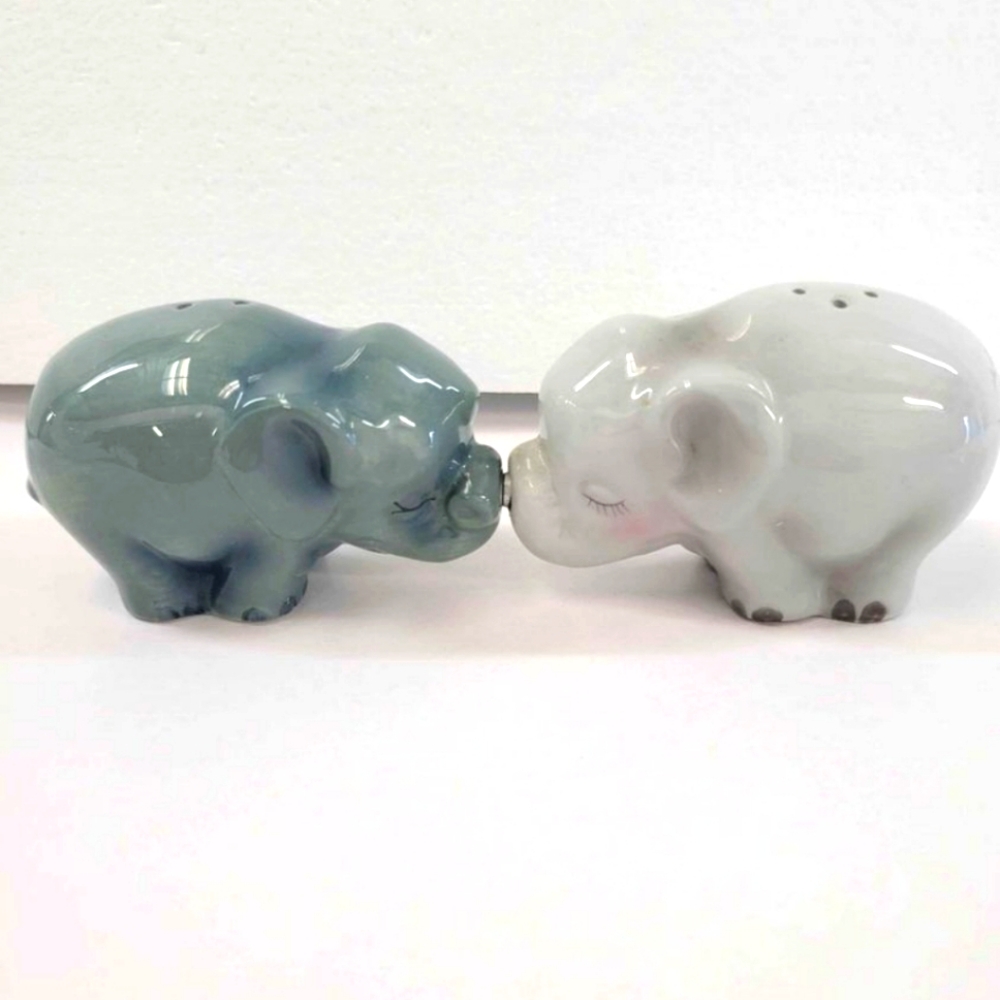 Salt & pepper shakers